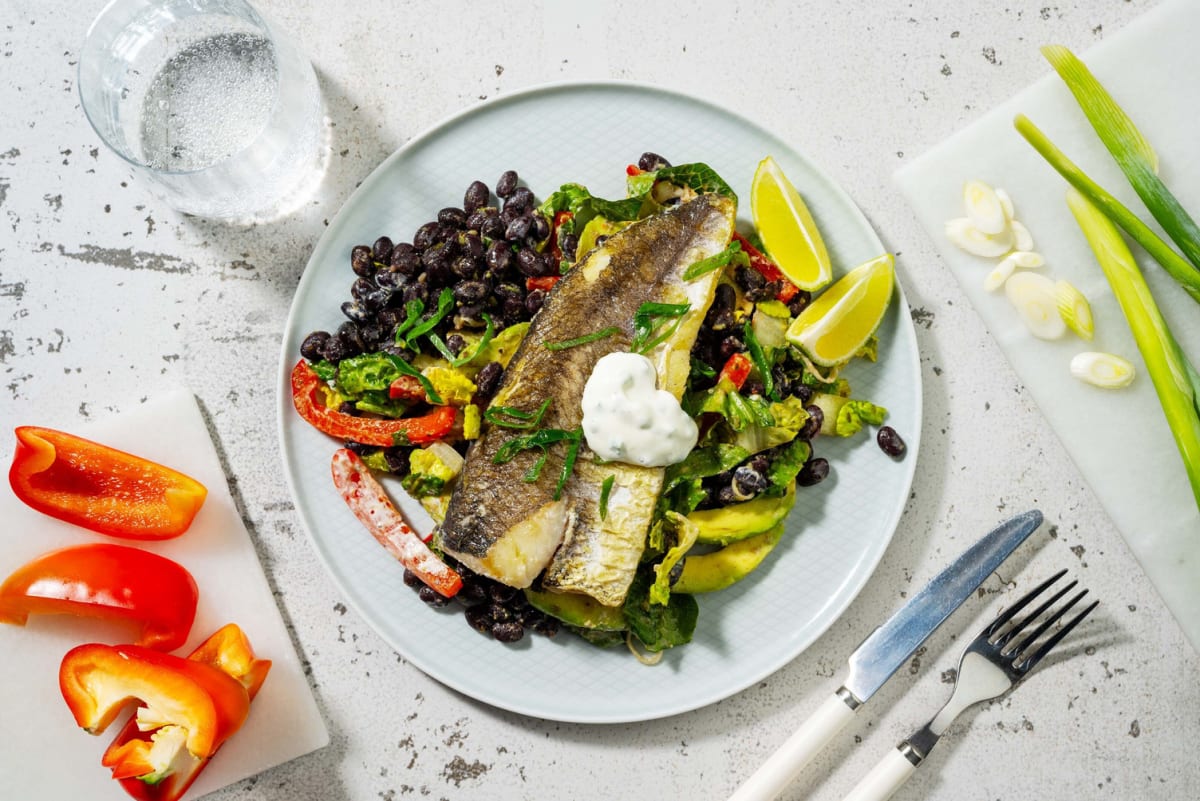 Gebratener Seehecht auf Avocado-Bohnen-Salat