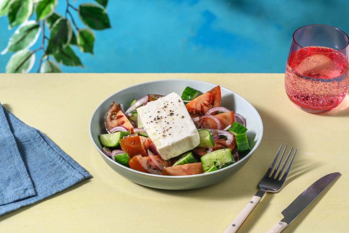Griekse salade met feta, kumato tomaat en olijven