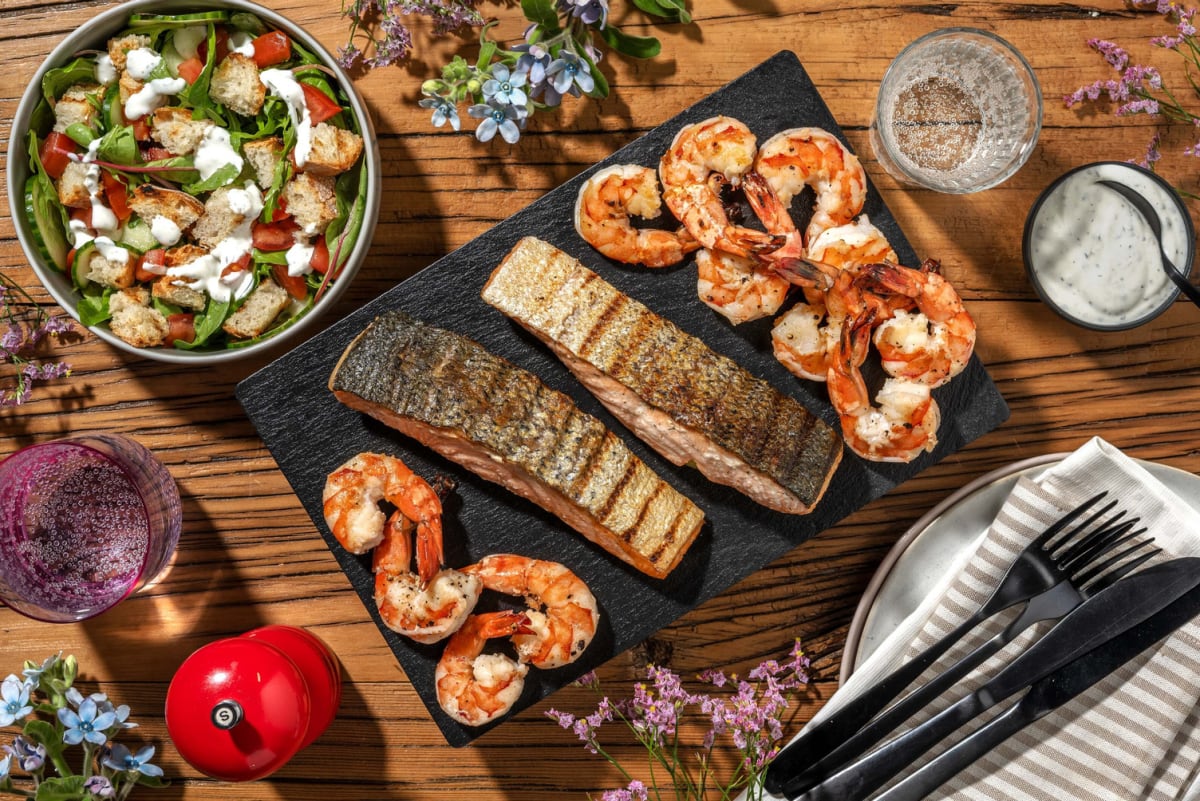 Salade de saumon et de crevettes grillés à l’aneth et à l’ail