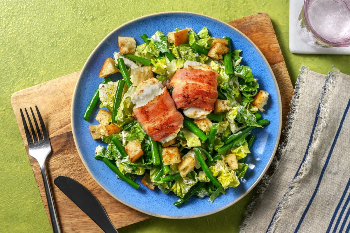 Grüner Salat mit Ziegenkäse im Speckmantel 