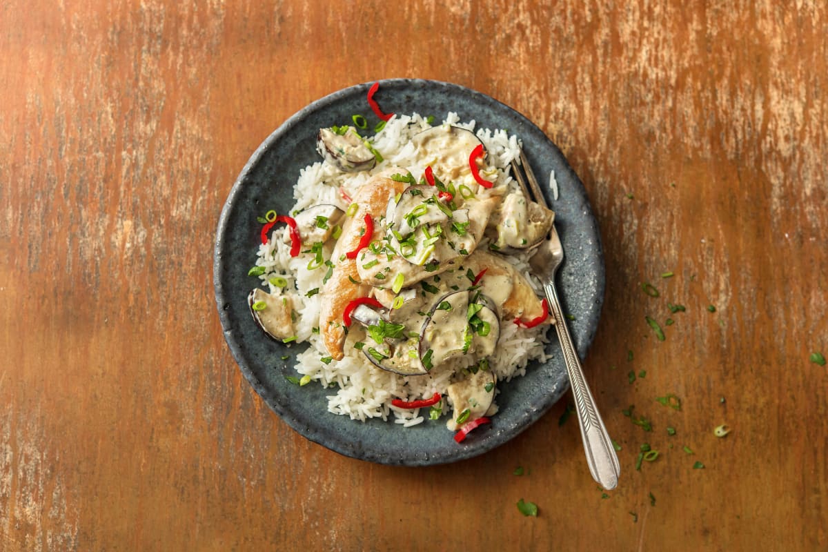 Grünes Kokos-Hähnchen-Curry mit Aubergine