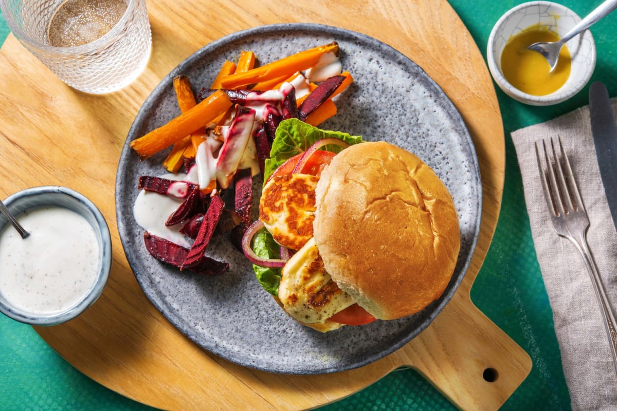 Halloumi-Burger mit Karotten-Beete-Sticks