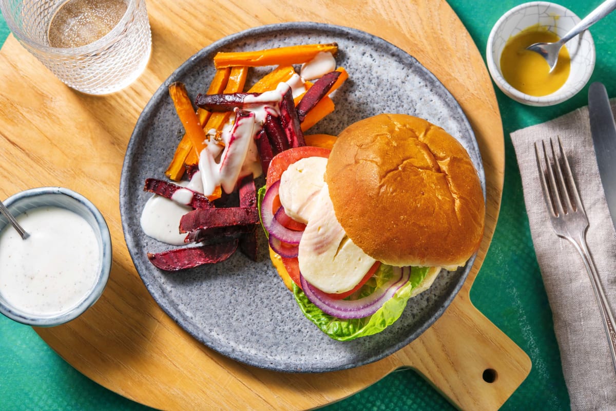 Halloumi-Burger mit Karotten-Beete-Sticks