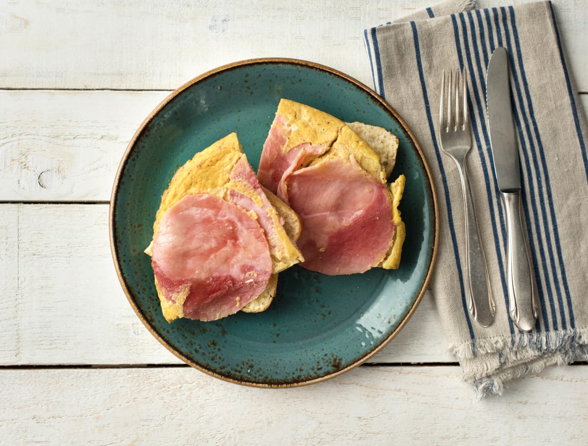 Ham-omelet met een knapperig broodje