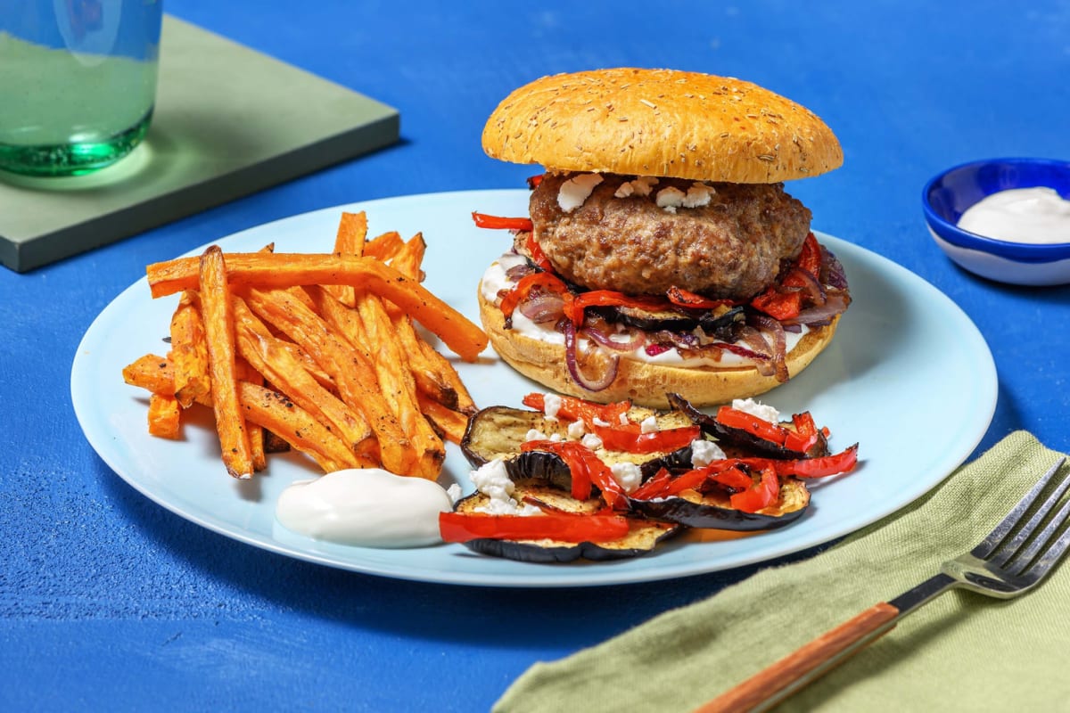 Broodje hamburger met labne en witte kaas