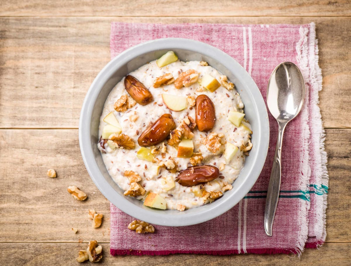 Havermout met appel, dadels en walnoten
