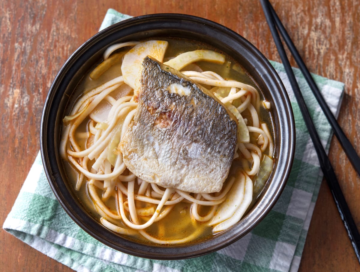 Soupe claire thaïlandaise au curry, au radis noir et au poisson cuit