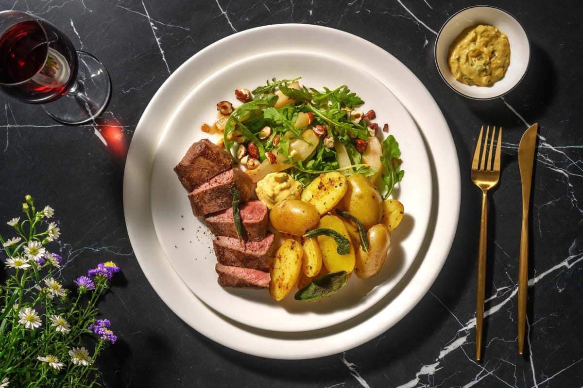 Hirschsteak mit Senfbutter und Salbeikartoffeln