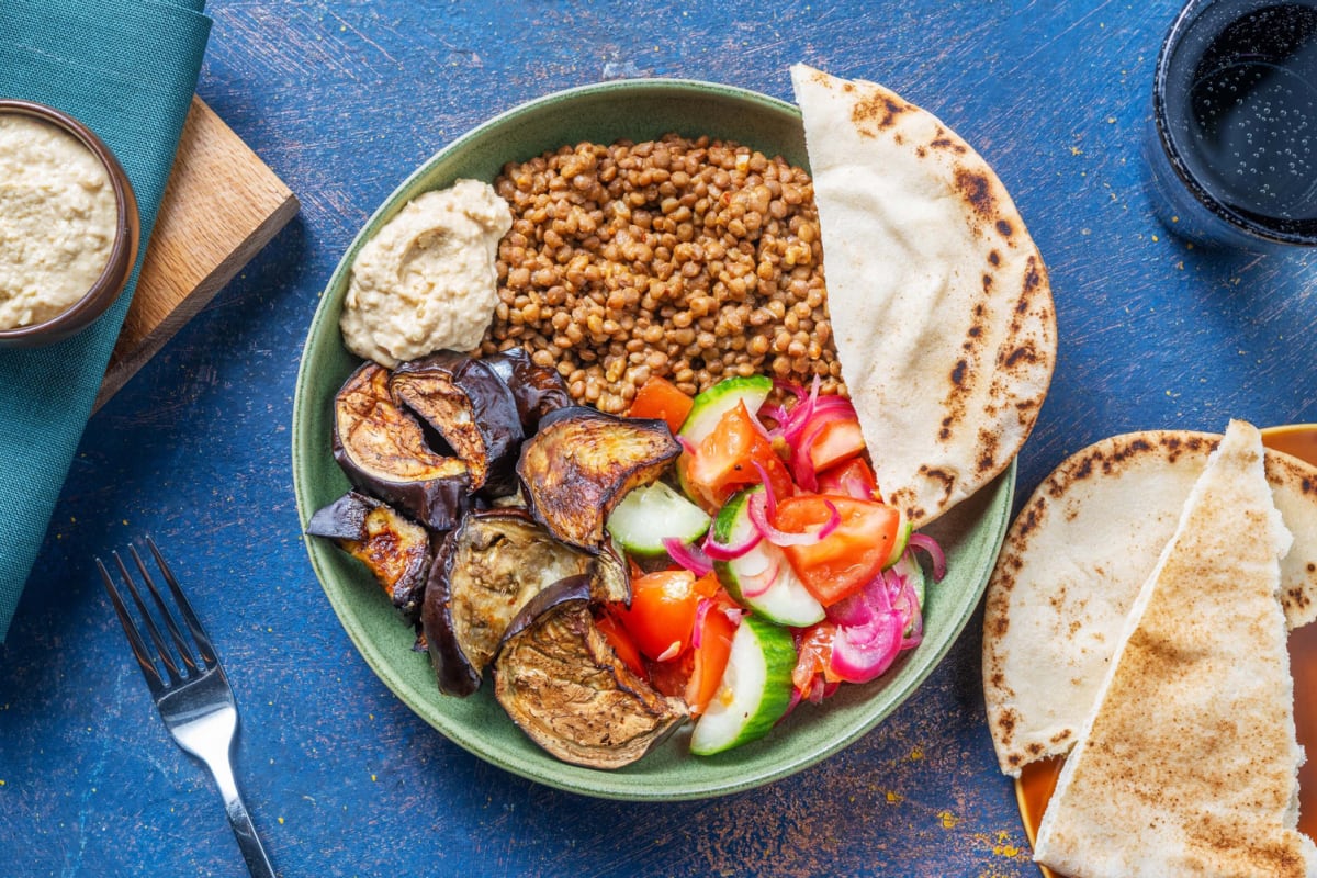 Hummus-Linsen-Bowl mit Sesamaubergine