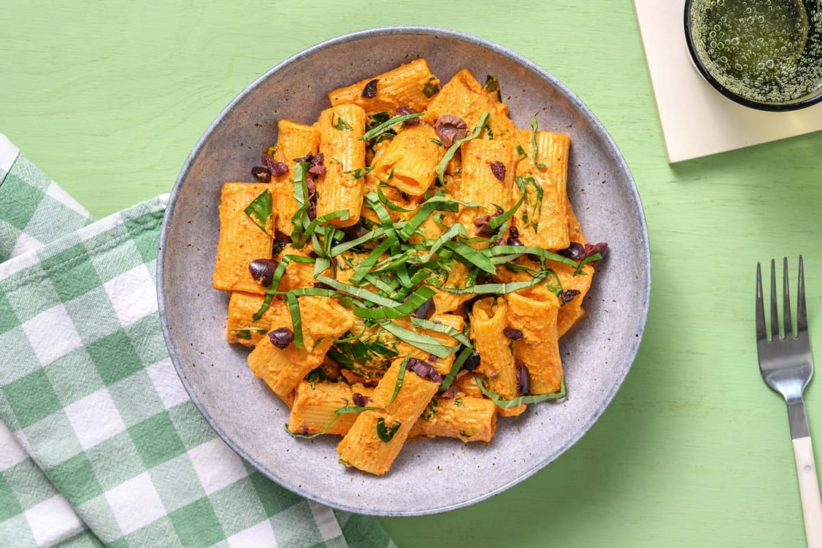 Katalanische Rigatoni Romesco mit Kalamata-Oliven