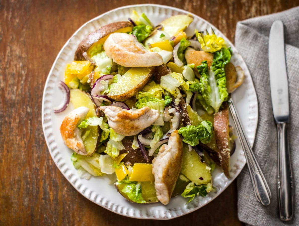 Kipfilethaasjes met kleurige salade en grana padanodressing