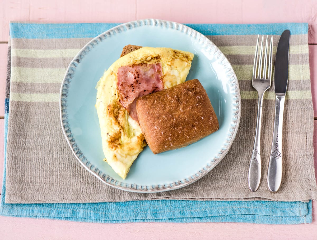 Knapperige ciabatta met ham-kaasomelet