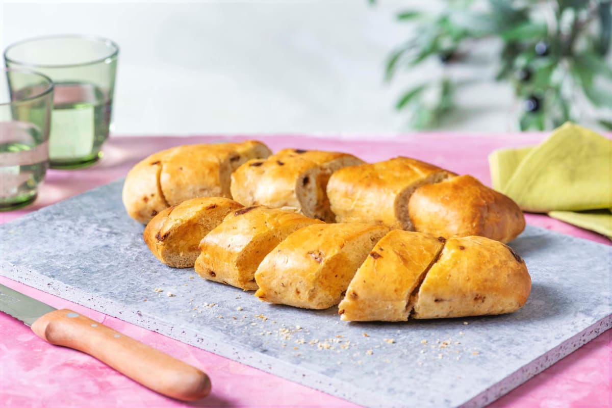 Knoblauch-Baguette mit getrockneten Tomaten