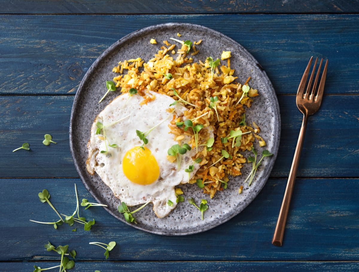 Kruidige nasi met groenten, kippendijfilet en spiegelei