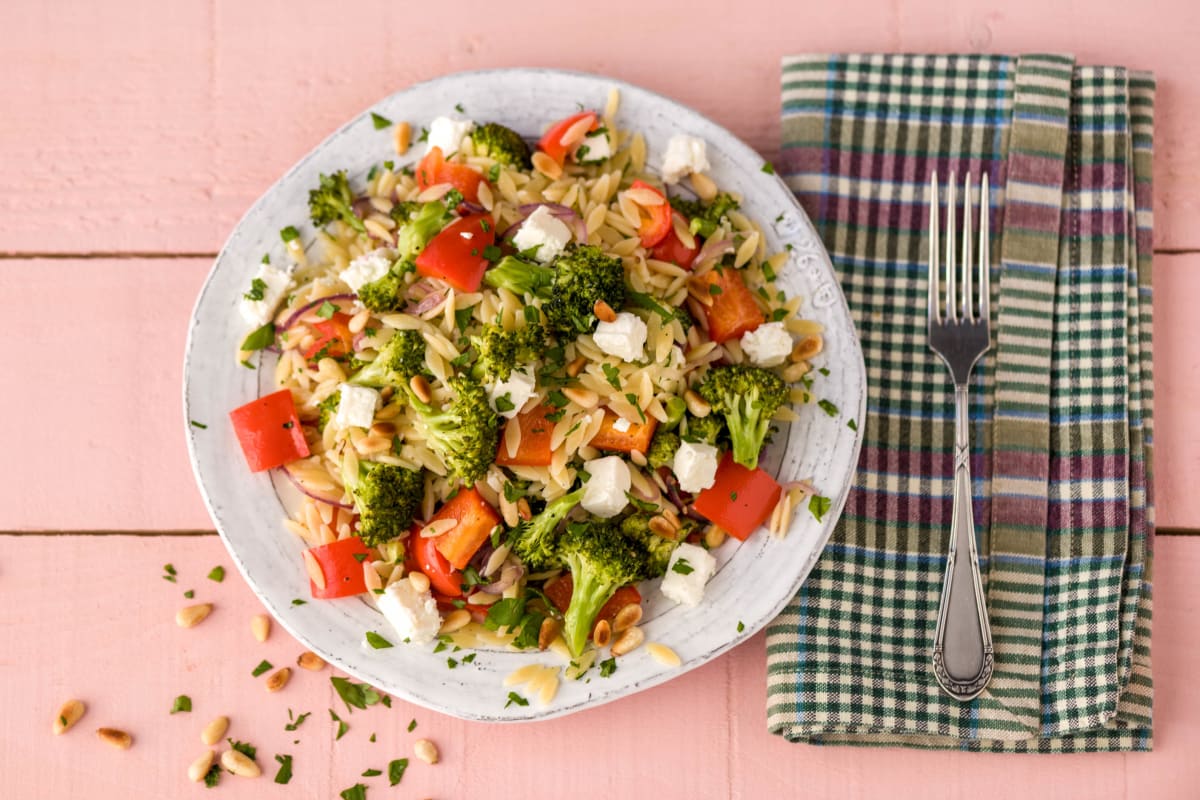Kunterbunter Orzo-Salat mit Feta
