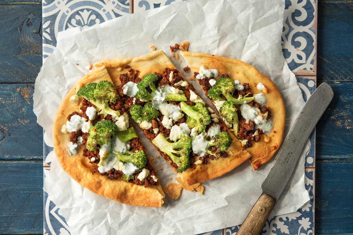 HelloFresh Lahmacun – Salsiccia und Broccoli auf Pita-Brote, dazu frischer Minz-Joghurt