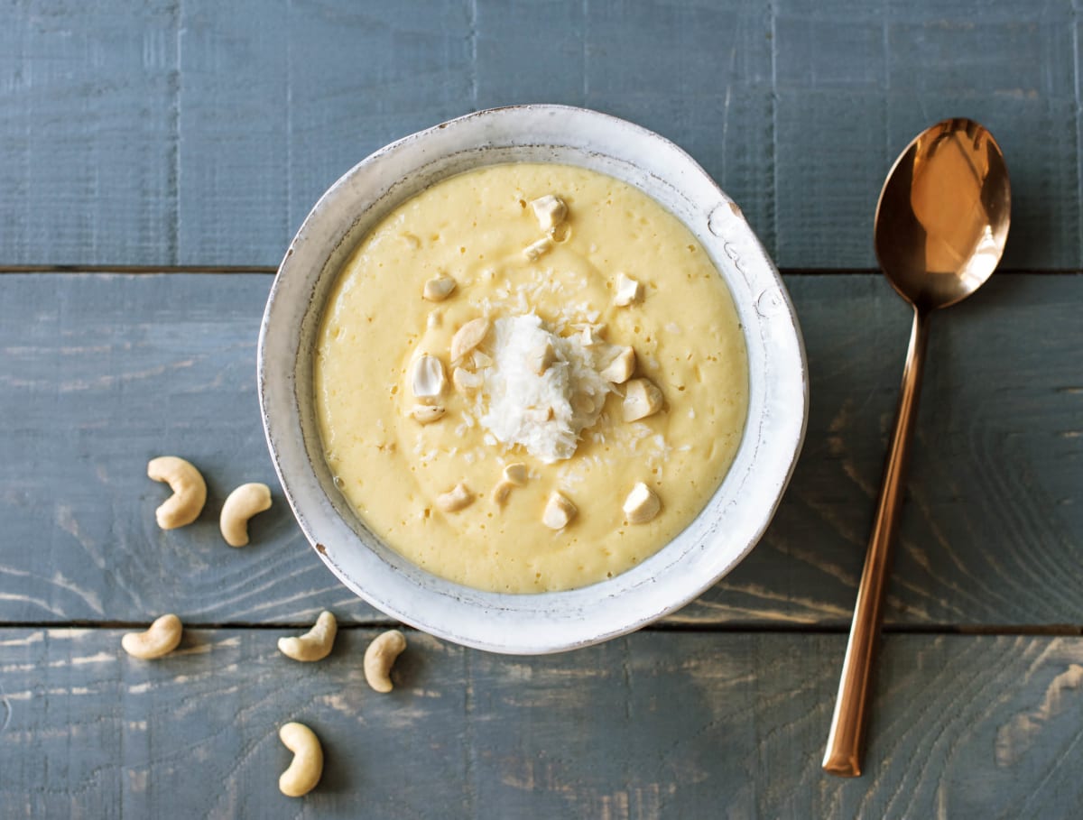 Mango-kokos smoothiebowl met cashewnoten