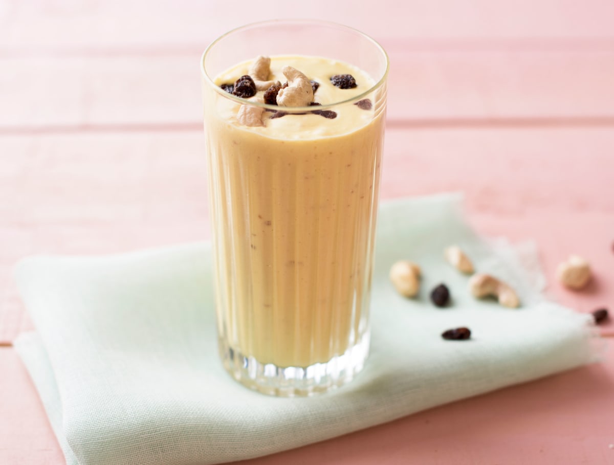 Mango-kokossmoothie met rozijnen en cashewnoten