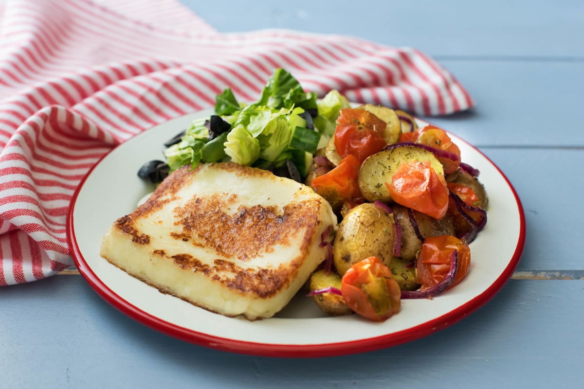 Leckerer Grillkäse mit mediterranen Rosmarin-Kartoffeln Rezept | HelloFresh