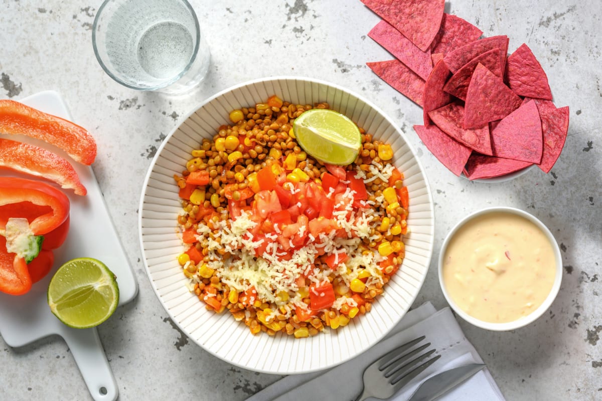 Mexicaans gekruide linzenstoof met bieten-tortillachips