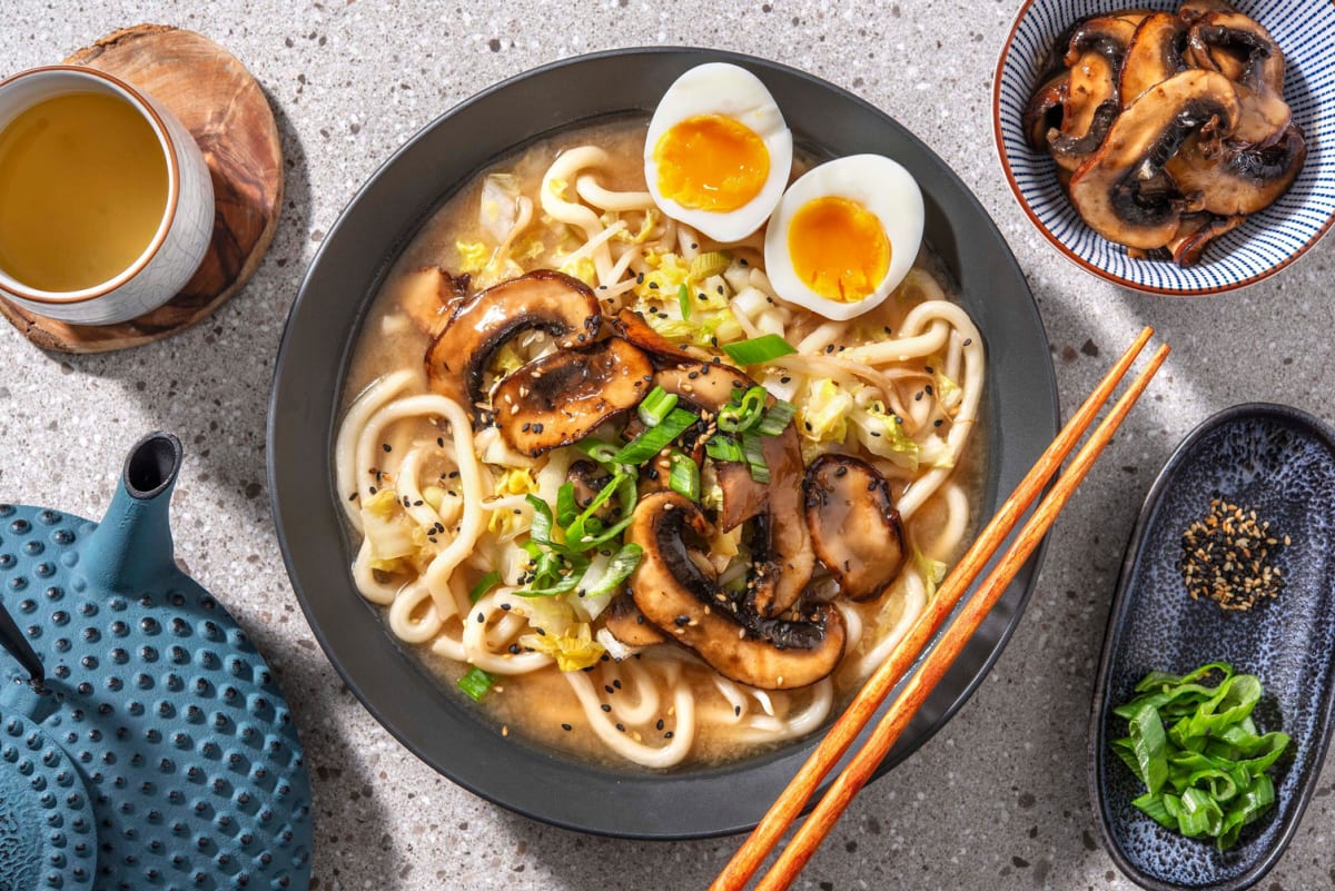 Snelle miso-udon met portobello en een gekookt ei