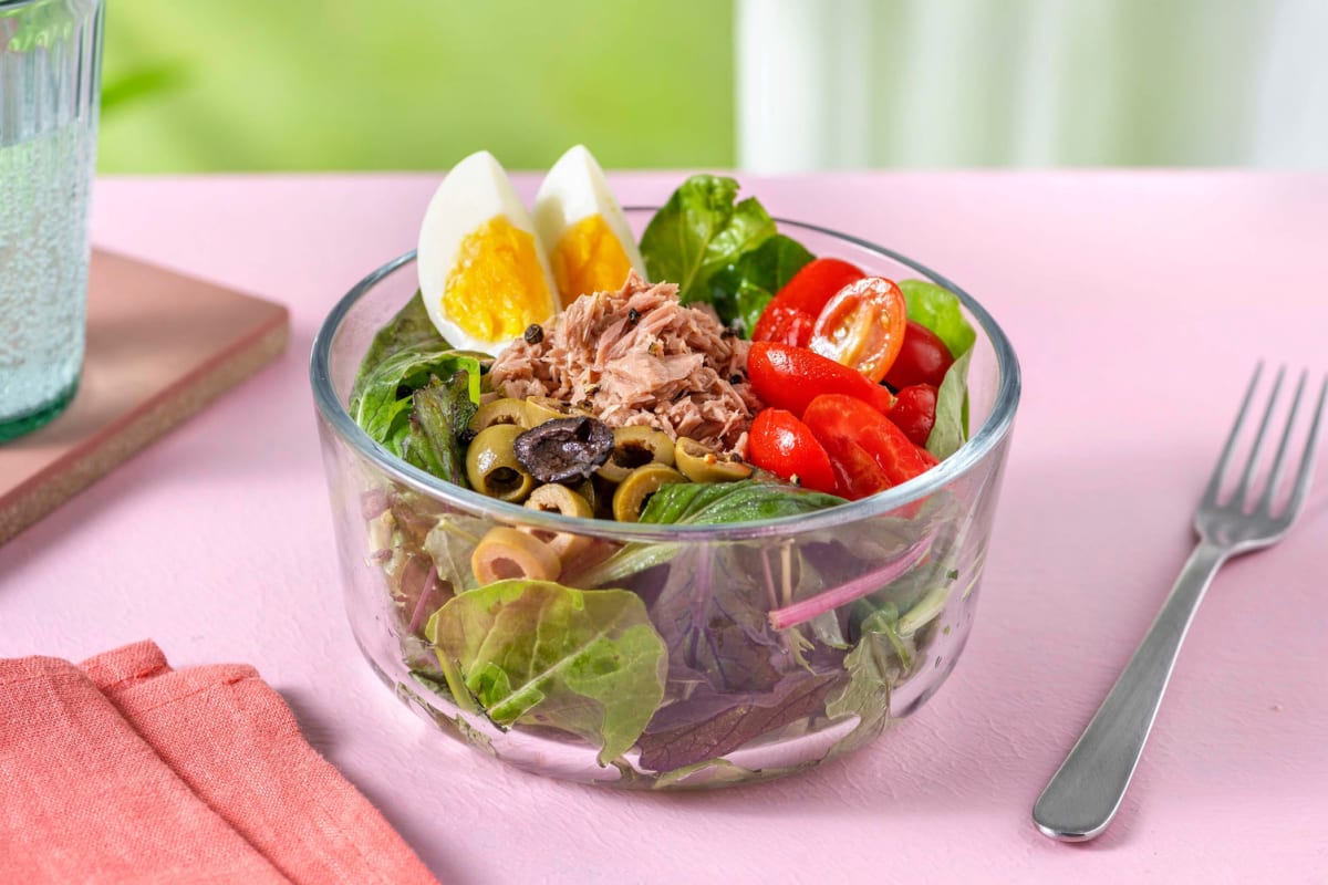 Salade niçoise du midi sans cuisson au thon avec œuf et olives