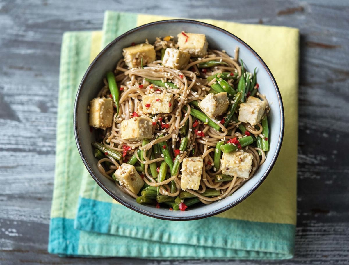 Nouilles de sarrasin à l’orientale, haricots verts et tofu