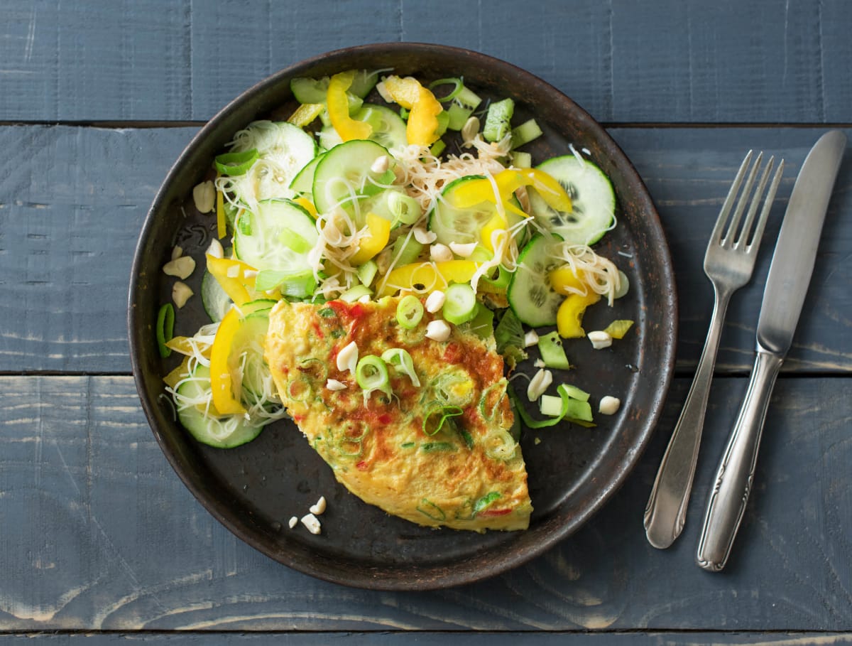 Oosterse omelet en glasnoedelsalade met kiwi en pinda’s