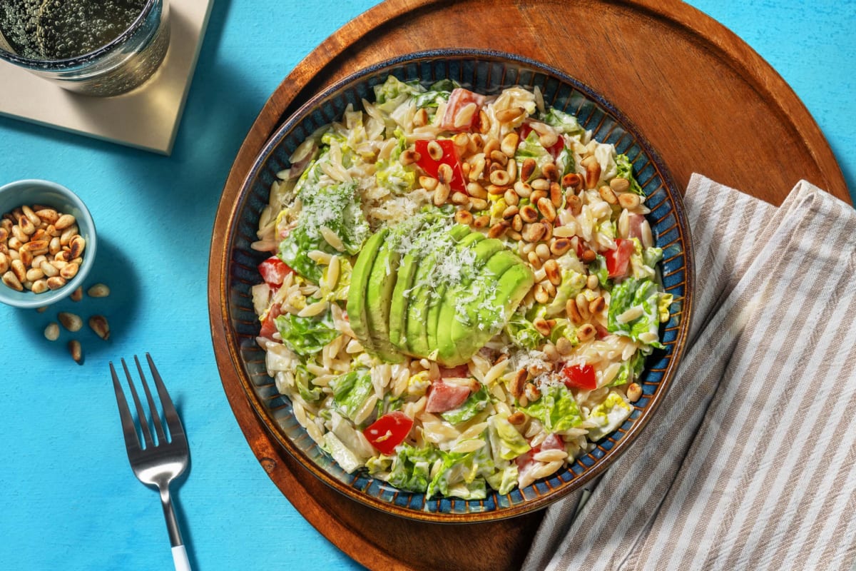 Orzo-Caesar-Salat mit Avocado und Tomate