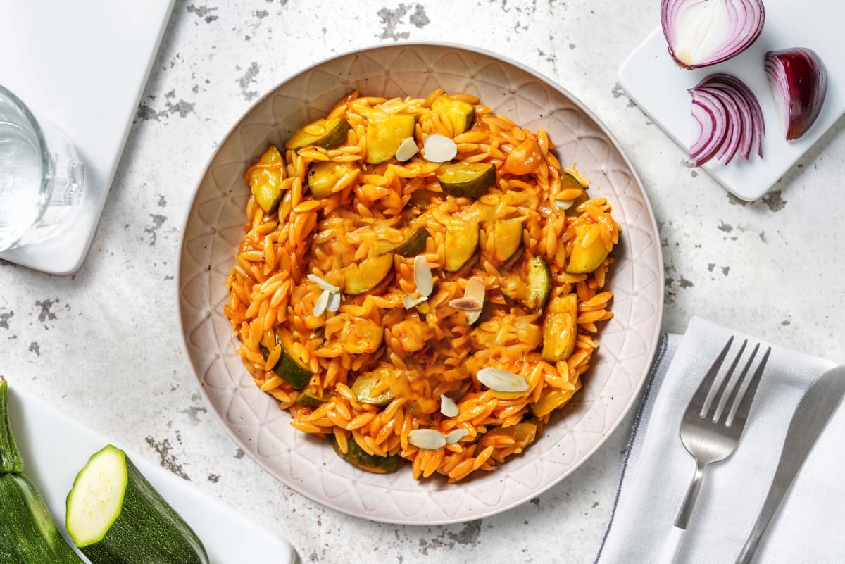 Orzo en sauce tomate préparé avec de la courgette