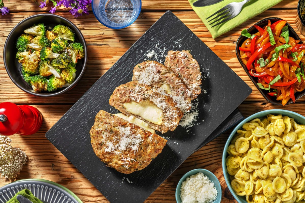 Feestelijk gehaktbrood gevuld met mozzarella