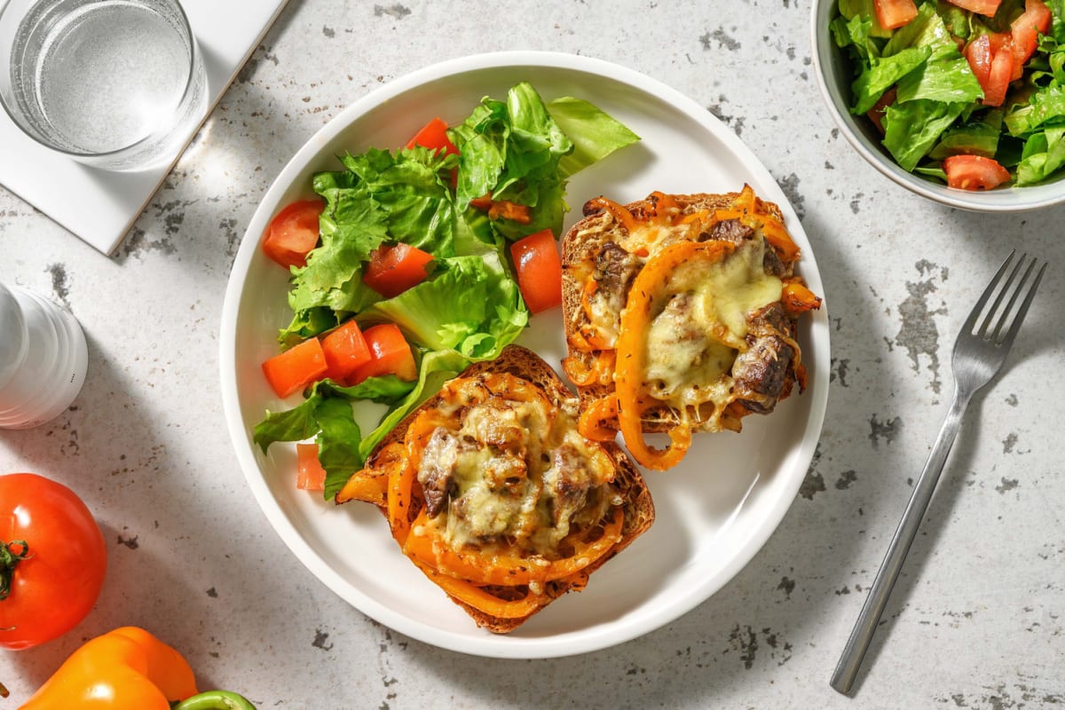 Gegratineerd broodje biefstuk met oude kaas