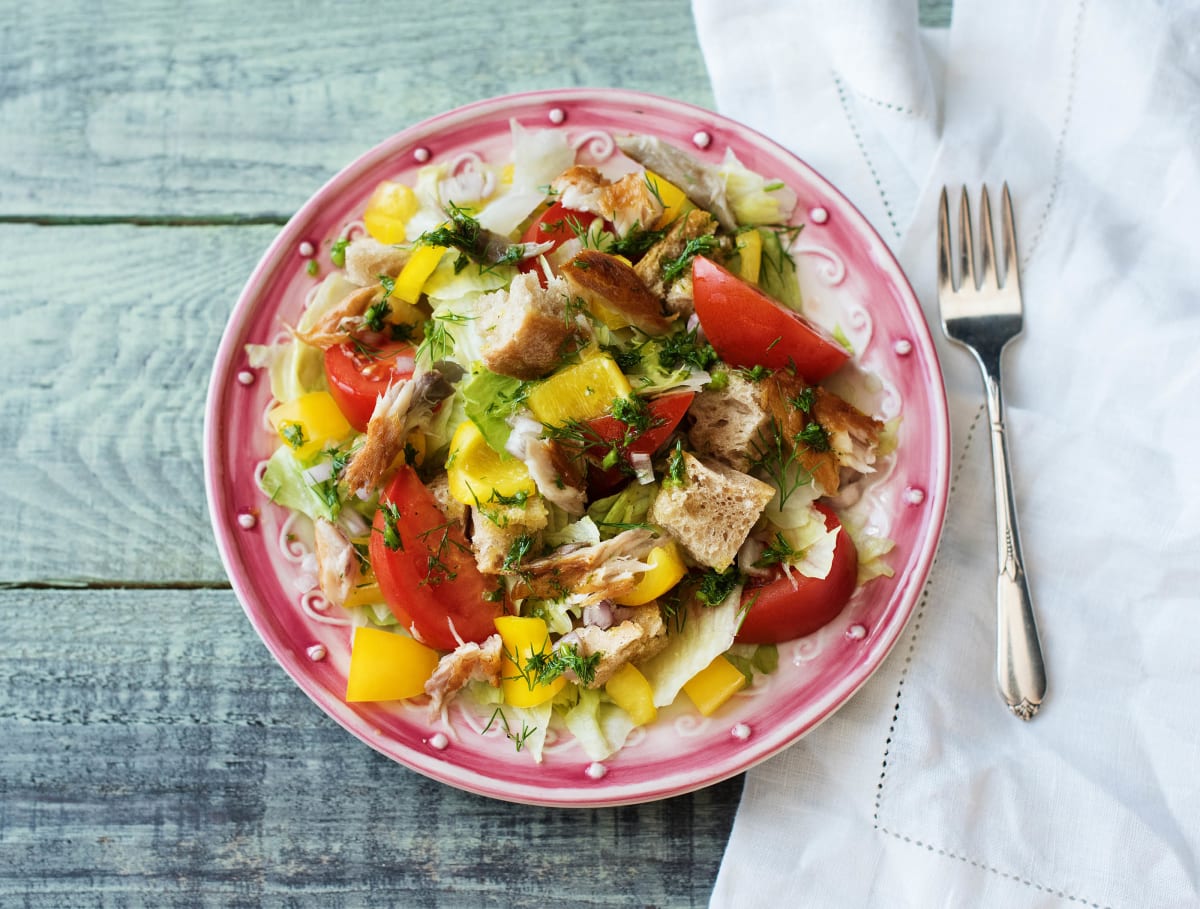 Panzanella met gerookte makreel