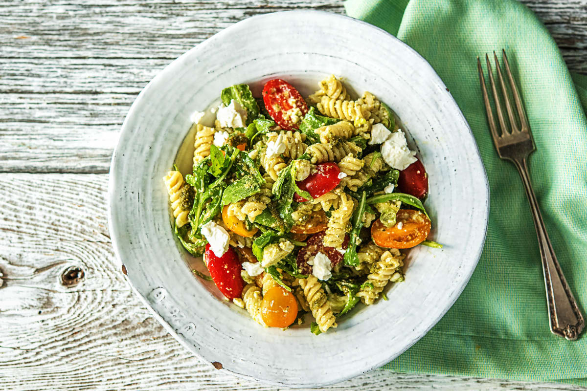 Pastasalade met gekleurde tomaten en feta