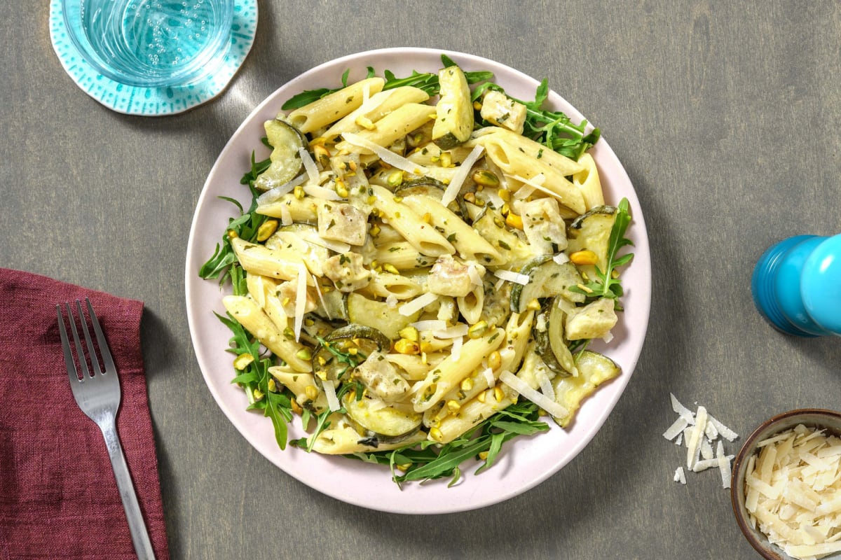 Penne met zelfgemaakte basilicumcrème en pistachenoten