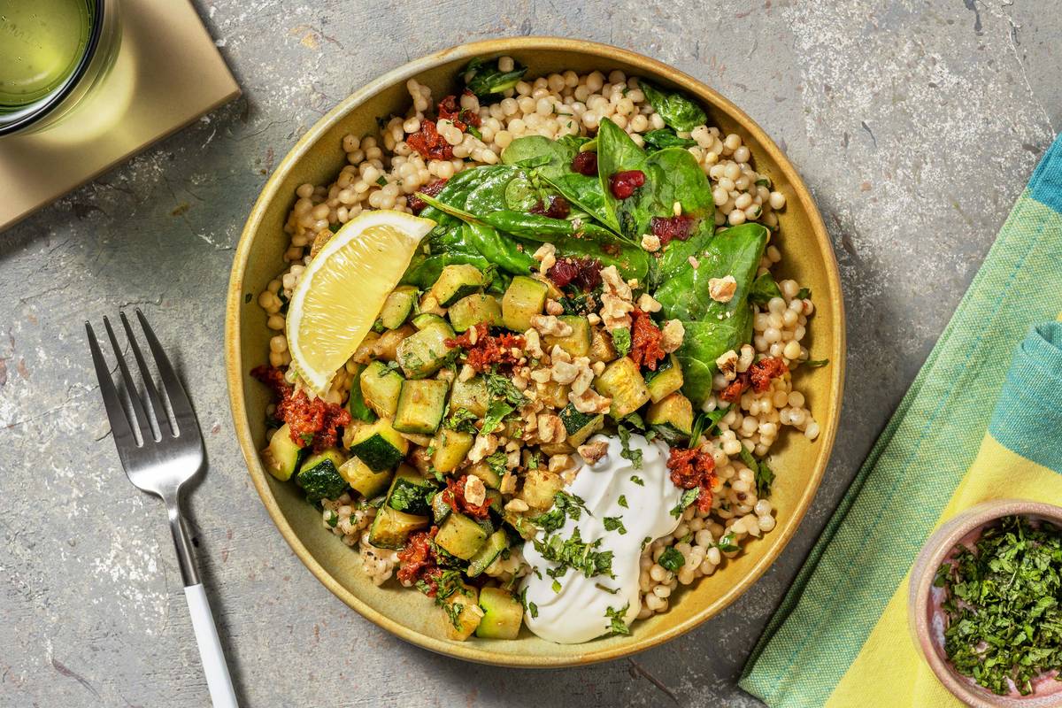 PerlcouscousBowl mit geschmorter Zucchini Rezept HelloFresh