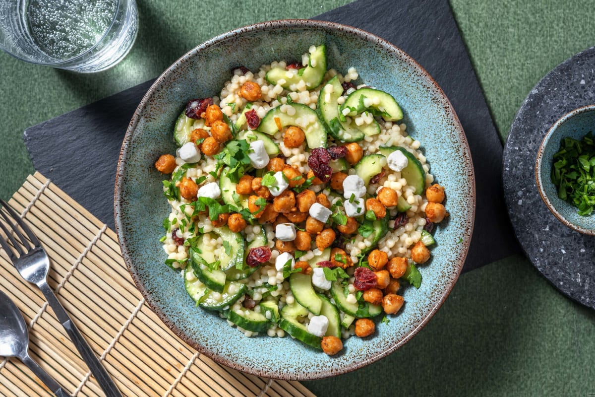 Perlencouscous-Salat mit Ziegenkäse-Crumble