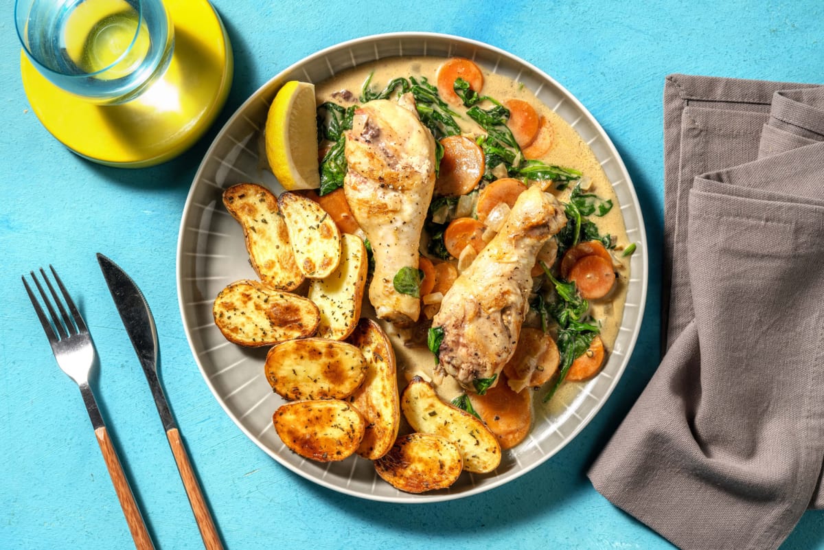 Pilons de poulet, sauce à la crème, épinards et carottes