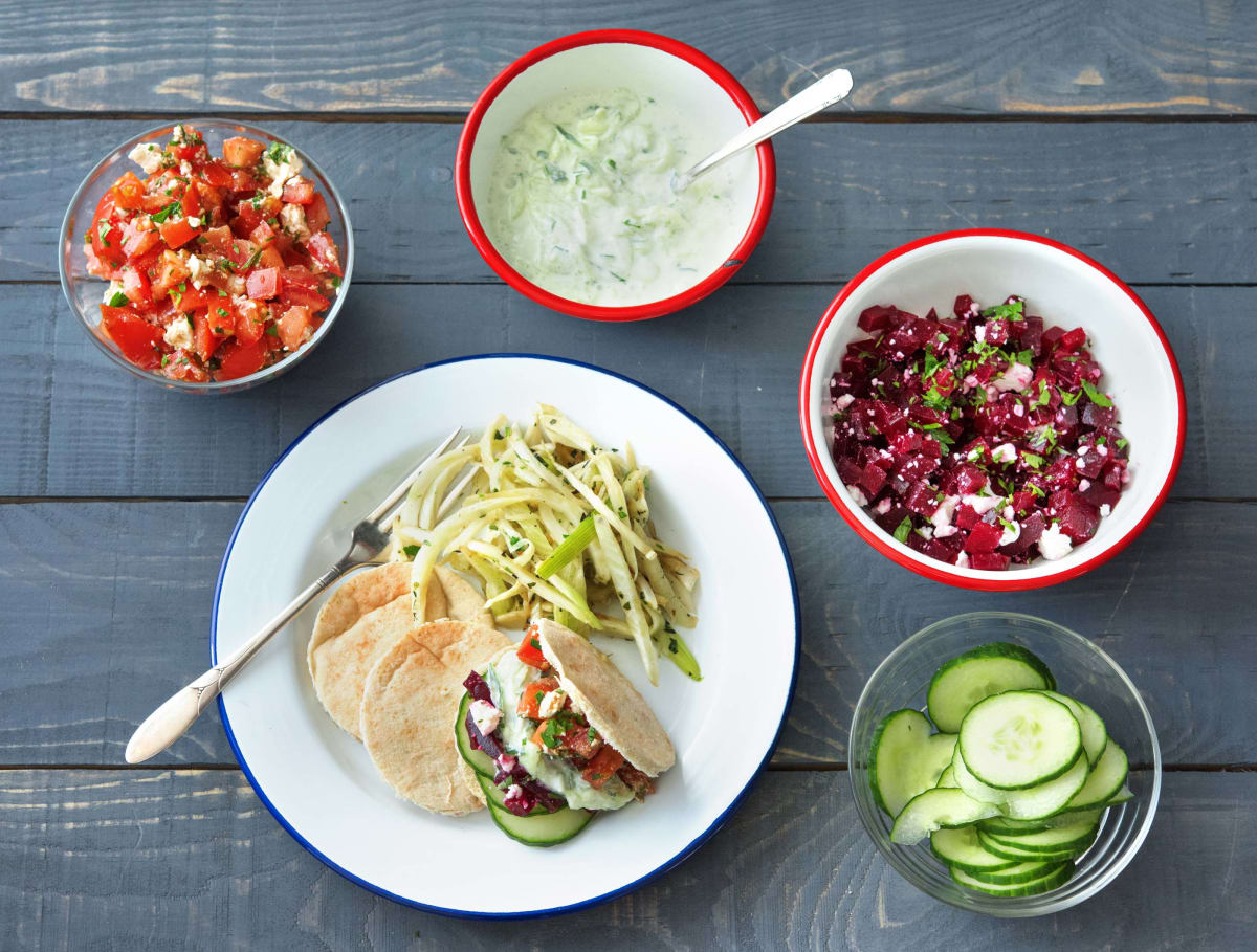 Pitabroodjes gevuld met salade van tomaat, rode biet en feta