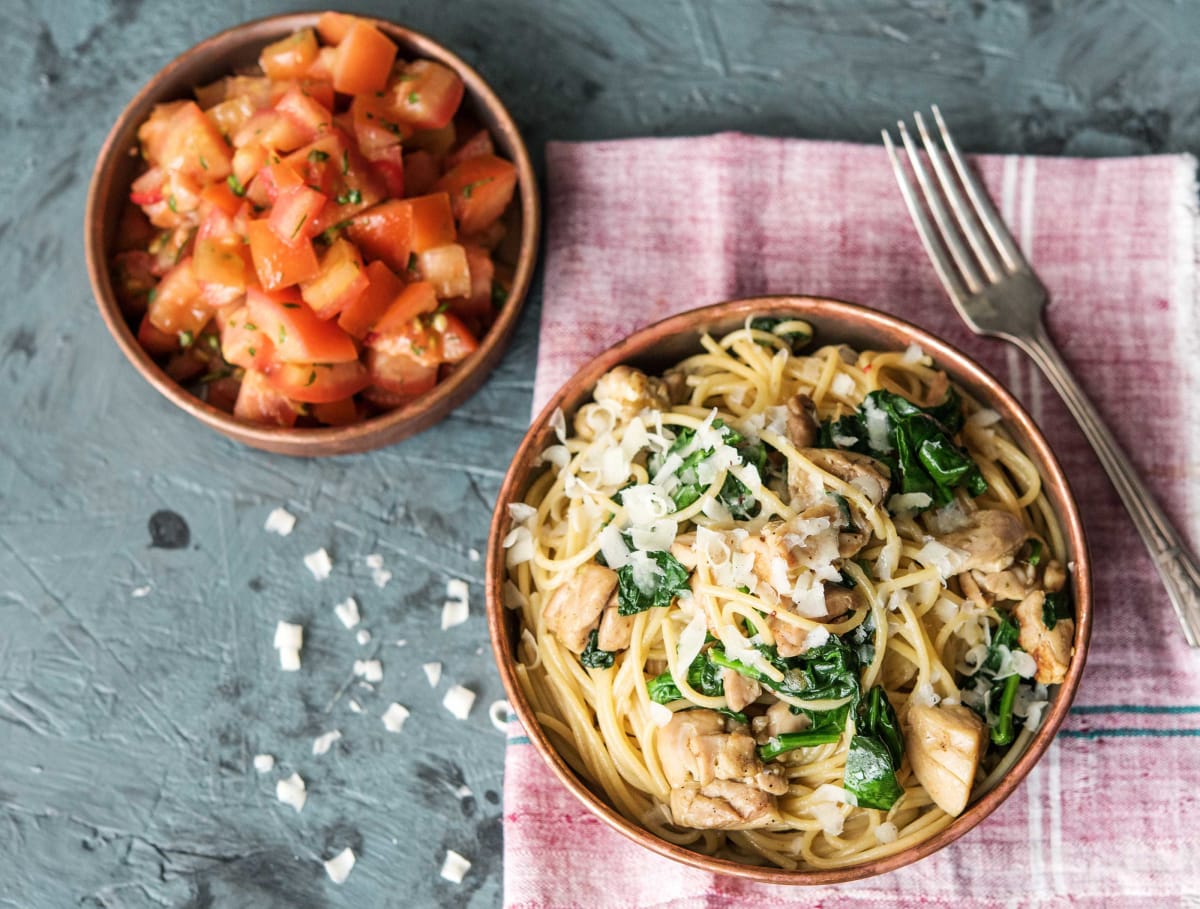 Pittige spaghetti met spinazie, kippendijfilet en tomatensalade