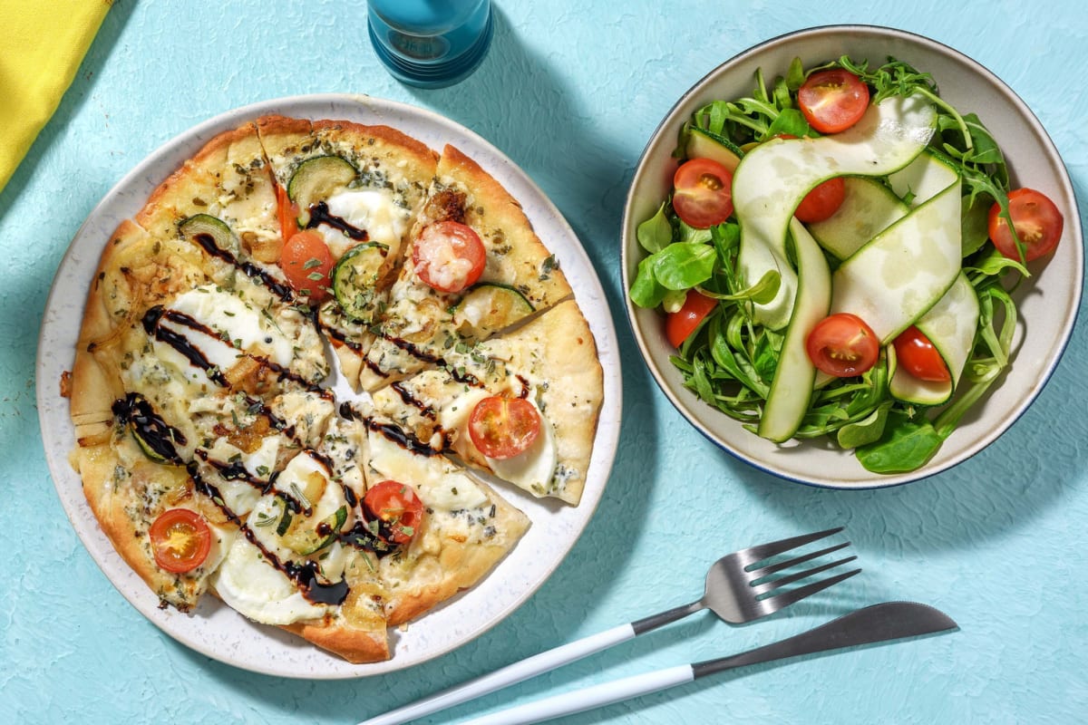 Pizza bianca sur naan garnie de mozzarella et tomate