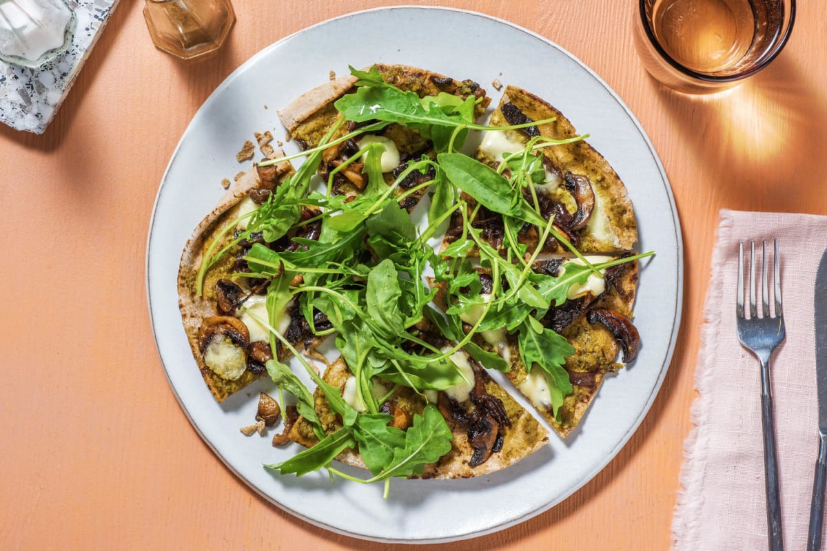 Platbroodpizza met champignons en pesto