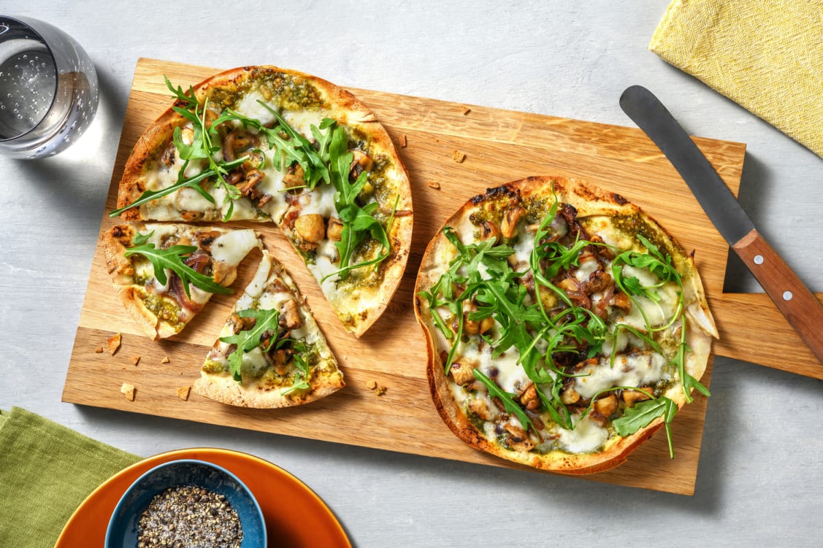 Pizza sur pain plat au pesto et aux champignons