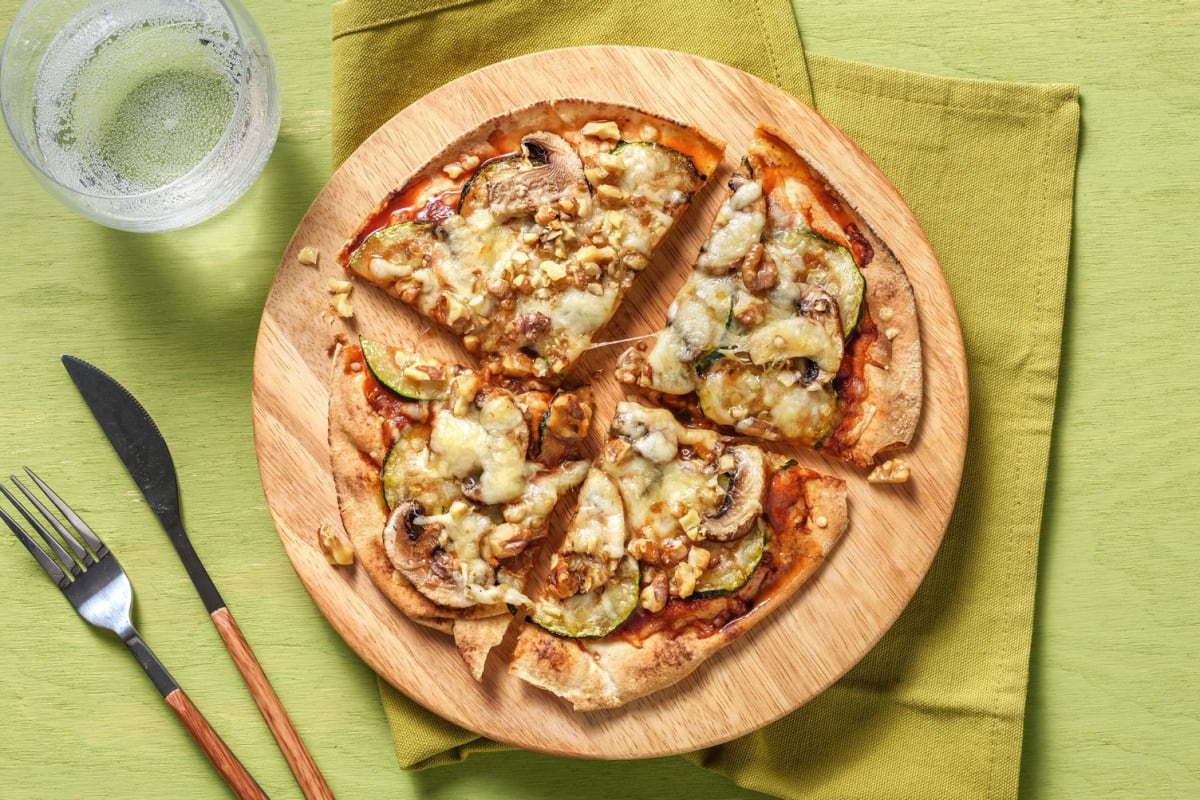 Pizza sur pain plat aux trois fromages et à la courgette