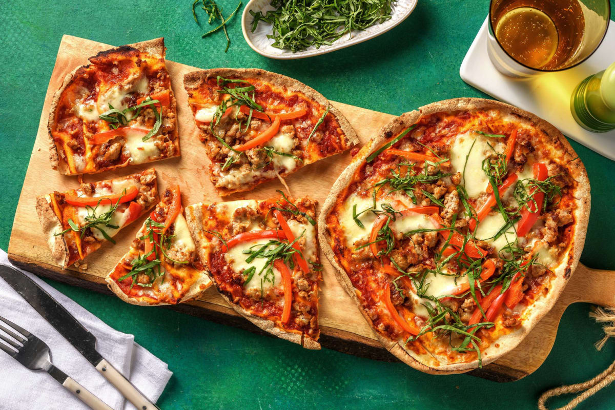 Pizza sur pain plat garnie de viande hachée & mozzarella