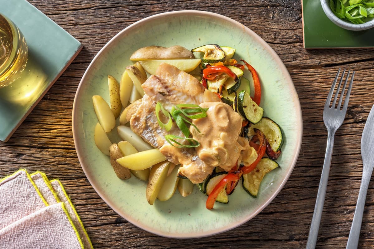 Pochierter Fischfilet in Tomatenrahm