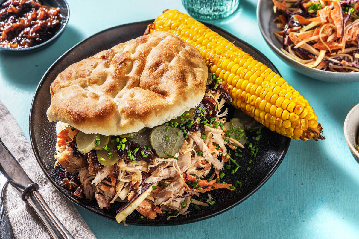 Pulled chicken met coleslaw, maiskolf en augurk