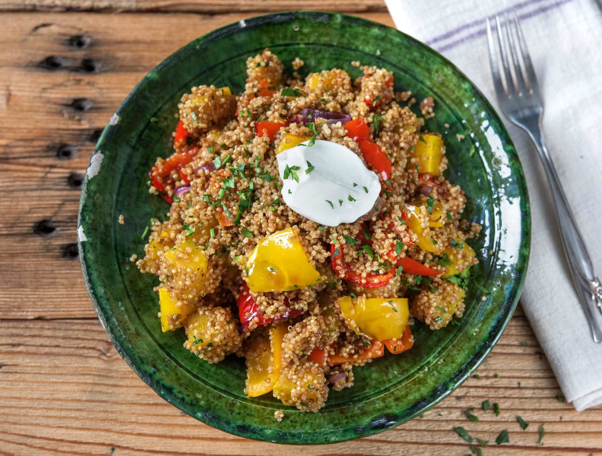 Quinoa met ovengroenten, amandelen, labne en koriander