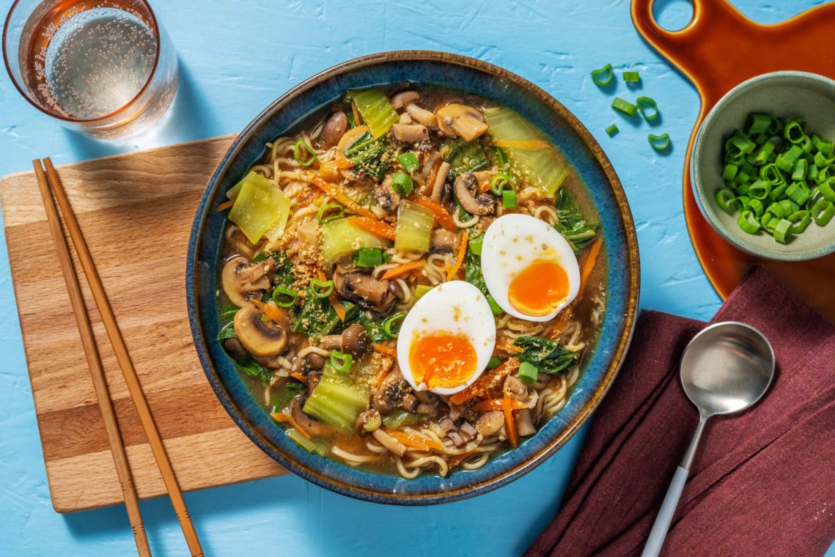 Snelle vegetarische ramen met paddenstoelen