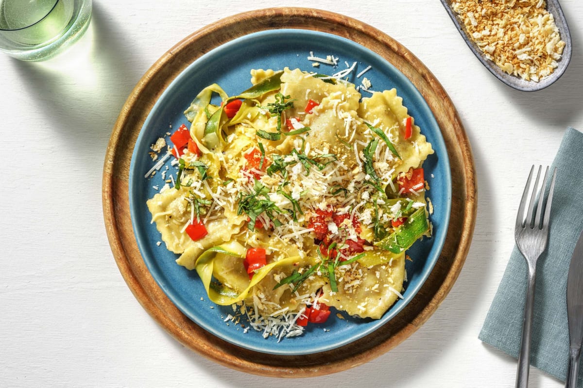 Frisse ravioli gevuld met ricotta en gedroogde tomaten